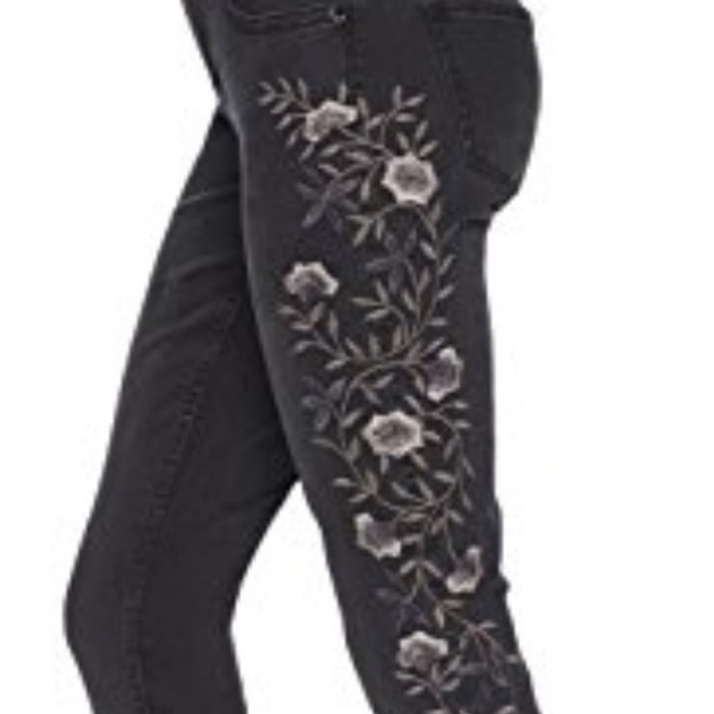 New. Size 4!!! NWT LAST PAIR